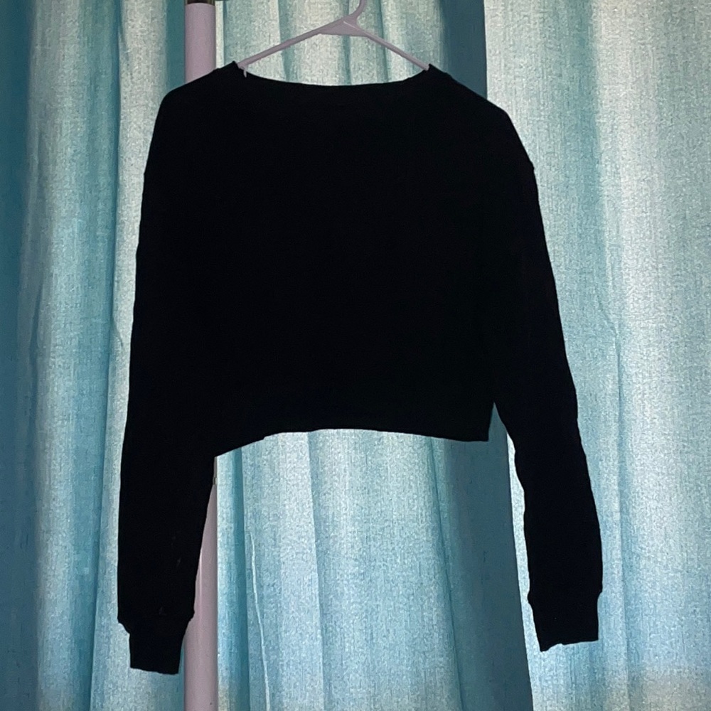 •black cropped sweatshirt•